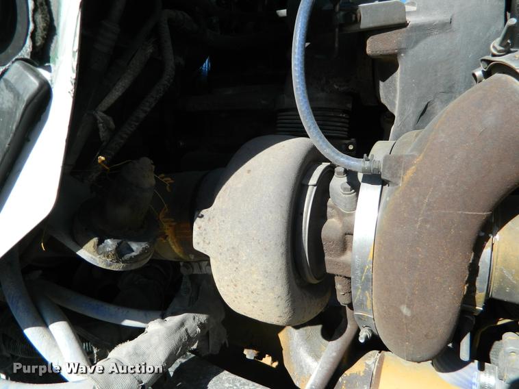 image for item J8813 2005 Kenworth T800 semi truck