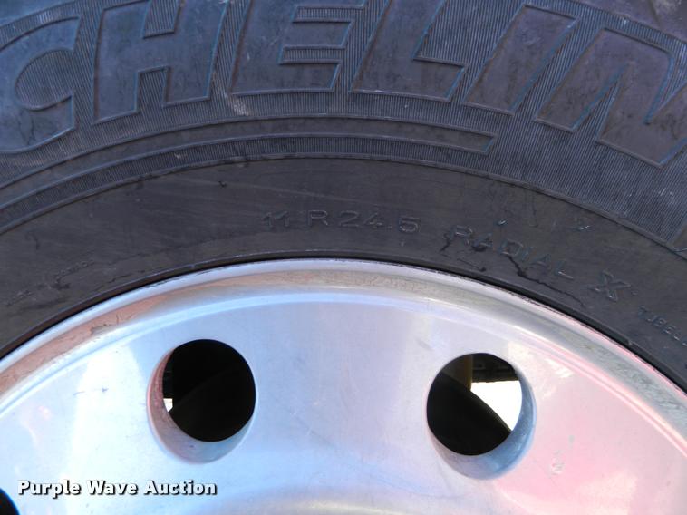 image for item J8813 2005 Kenworth T800 semi truck