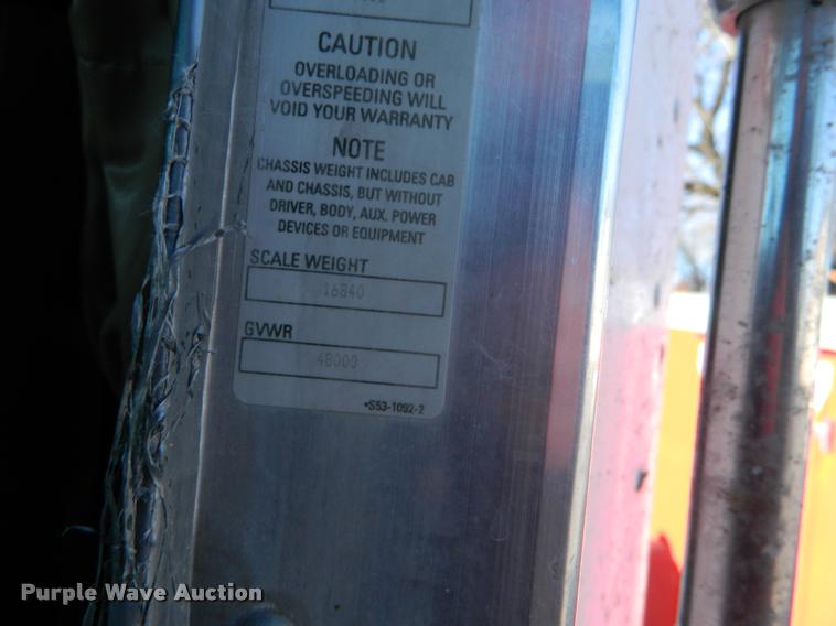 image for item J8813 2005 Kenworth T800 semi truck