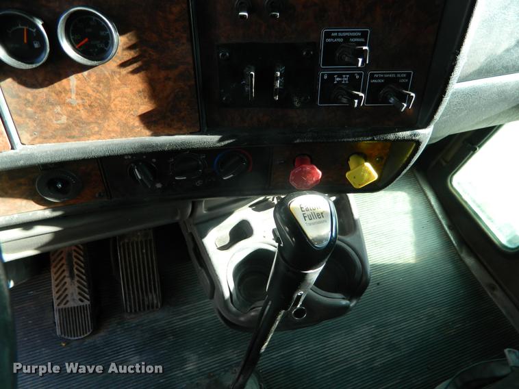 image for item J8813 2005 Kenworth T800 semi truck