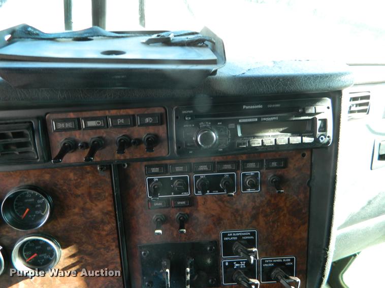 image for item J8813 2005 Kenworth T800 semi truck