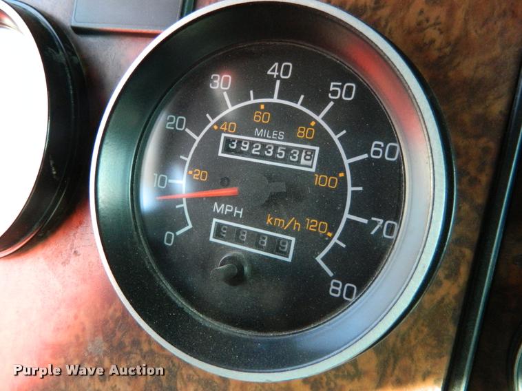 image for item J8813 2005 Kenworth T800 semi truck