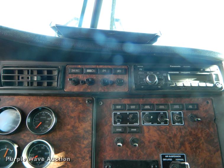 image for item J8813 2005 Kenworth T800 semi truck