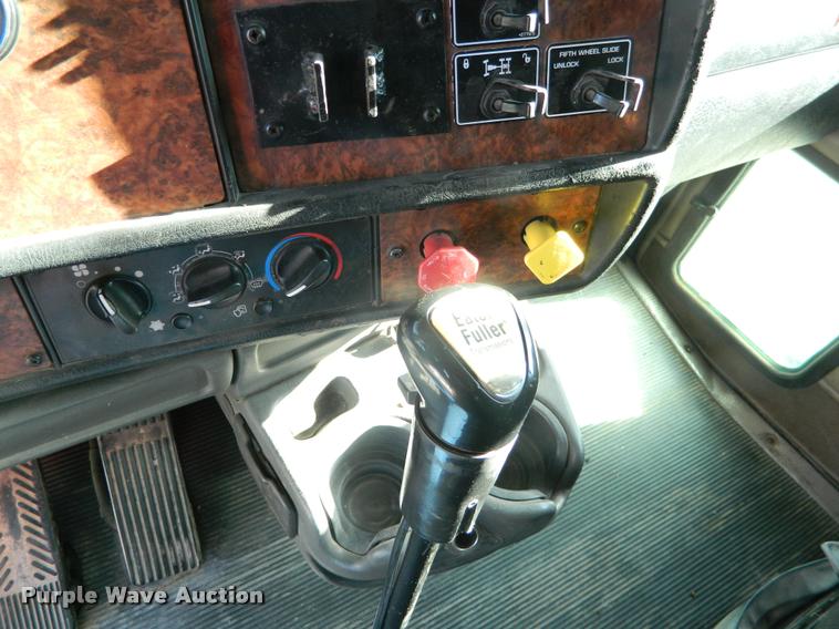 image for item J8813 2005 Kenworth T800 semi truck