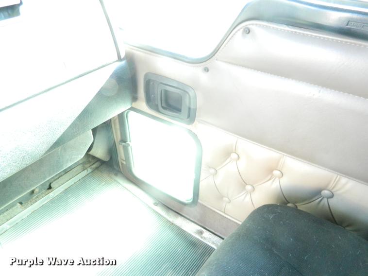 image for item J8813 2005 Kenworth T800 semi truck