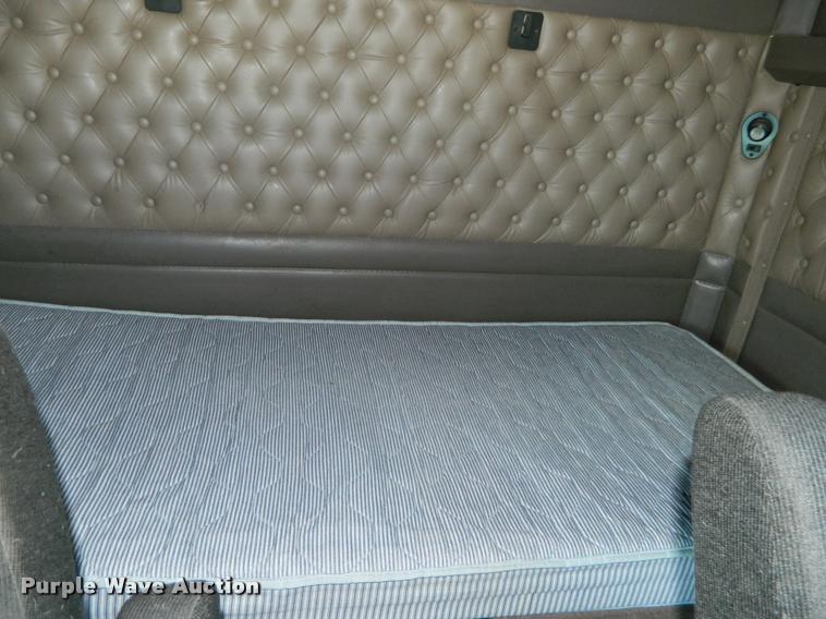 image for item J8813 2005 Kenworth T800 semi truck