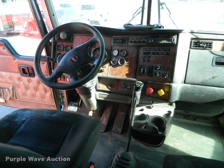 image for item J8813 2005 Kenworth T800 semi truck