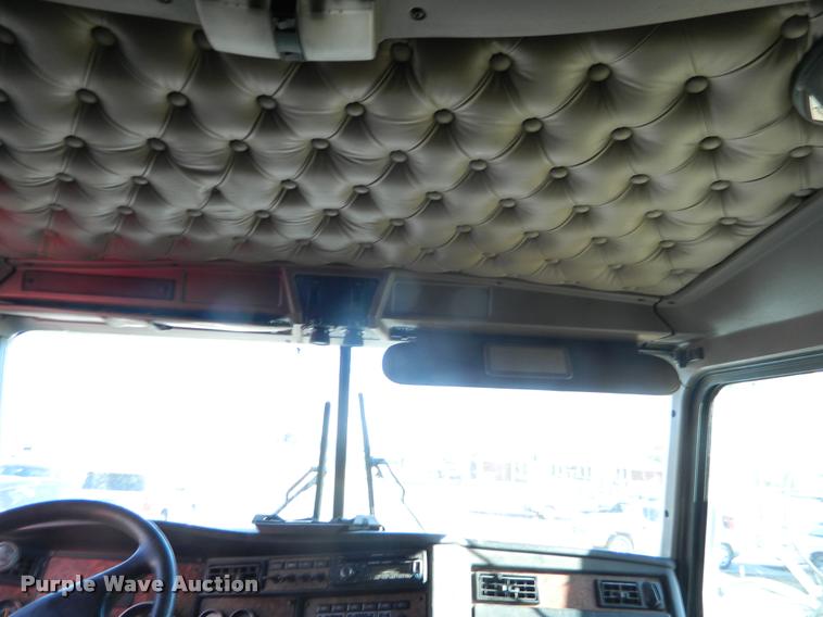 image for item J8813 2005 Kenworth T800 semi truck