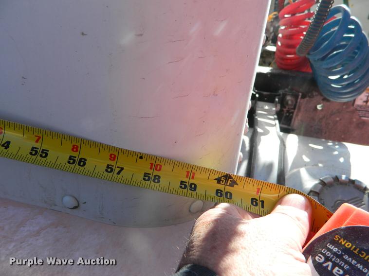 image for item J8813 2005 Kenworth T800 semi truck