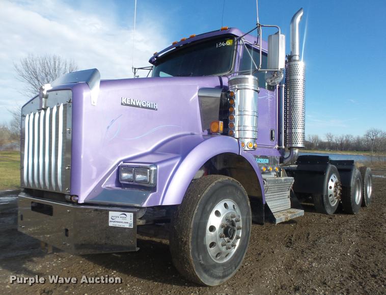 image for item L4191 2007 Kenworth T800 semi truck