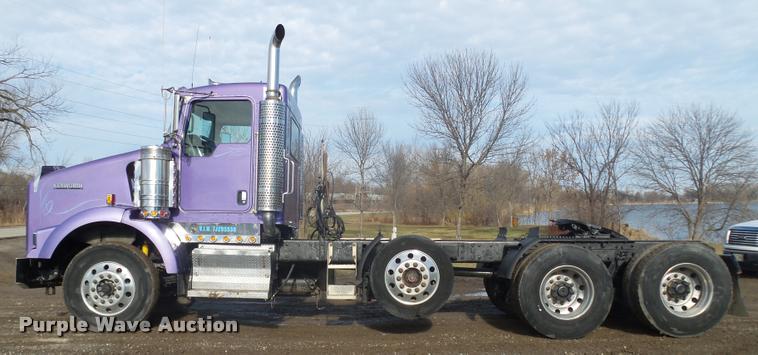 image for item L4191 2007 Kenworth T800 semi truck