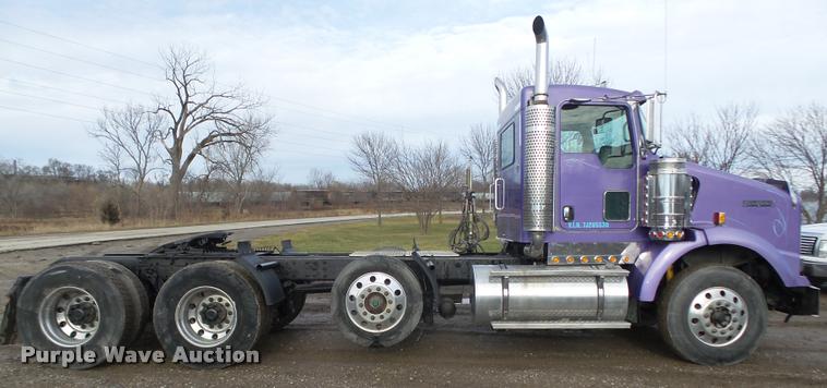 image for item L4191 2007 Kenworth T800 semi truck