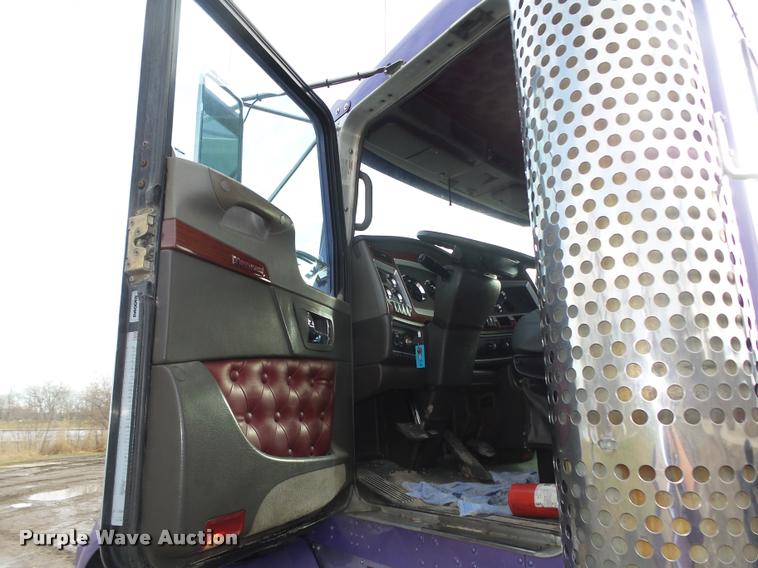 image for item L4191 2007 Kenworth T800 semi truck