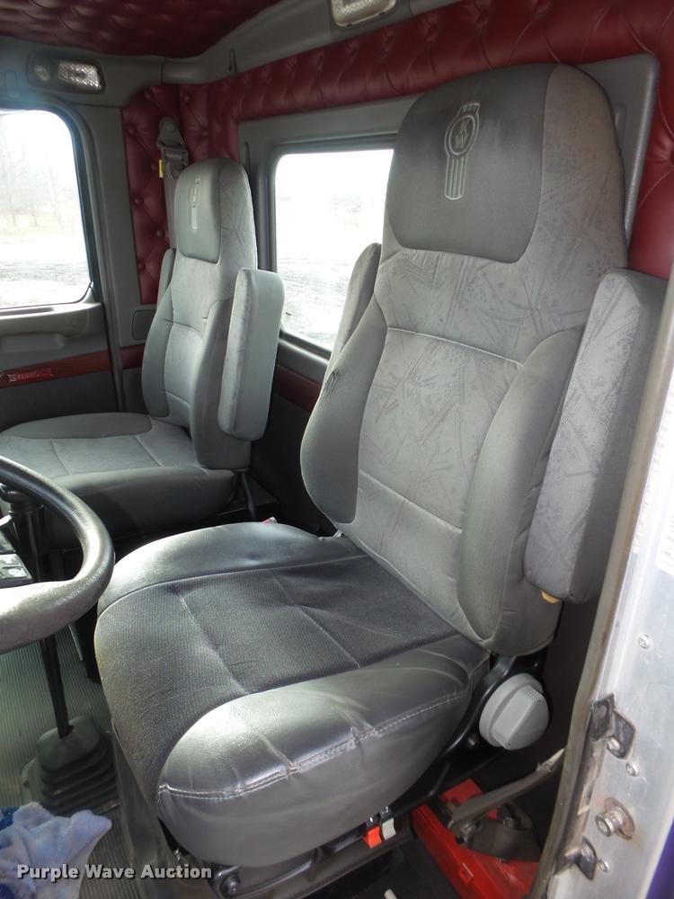 image for item L4191 2007 Kenworth T800 semi truck
