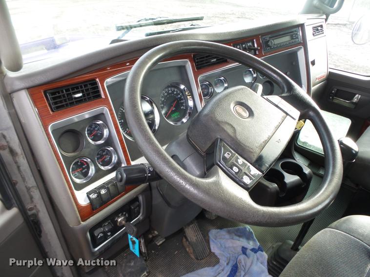 image for item L4191 2007 Kenworth T800 semi truck