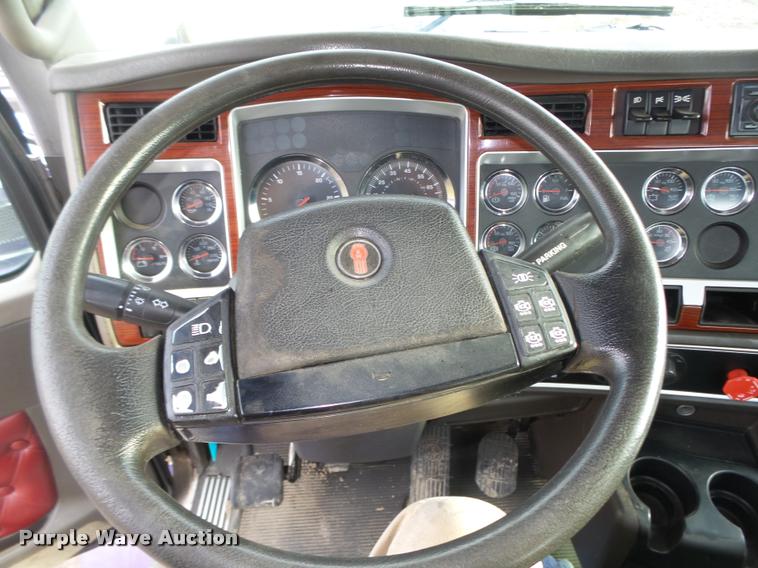 image for item L4191 2007 Kenworth T800 semi truck