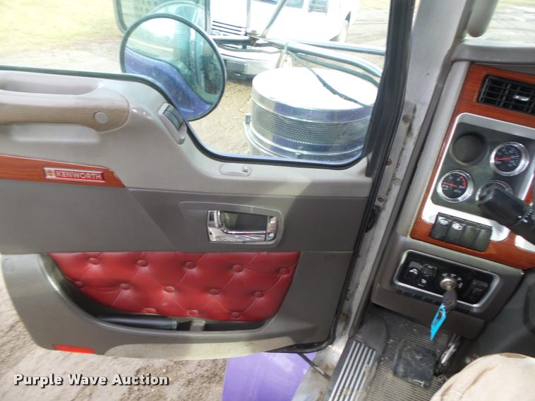 image for item L4191 2007 Kenworth T800 semi truck
