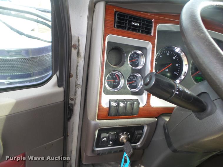 image for item L4191 2007 Kenworth T800 semi truck