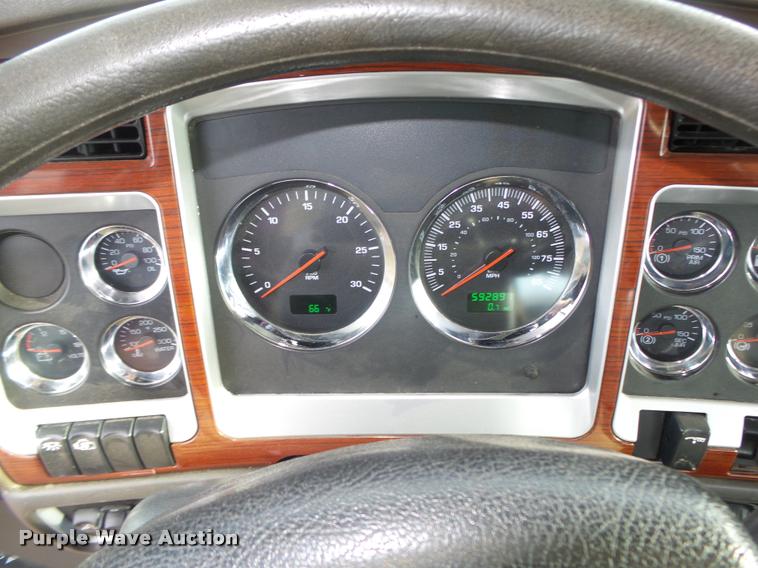 image for item L4191 2007 Kenworth T800 semi truck