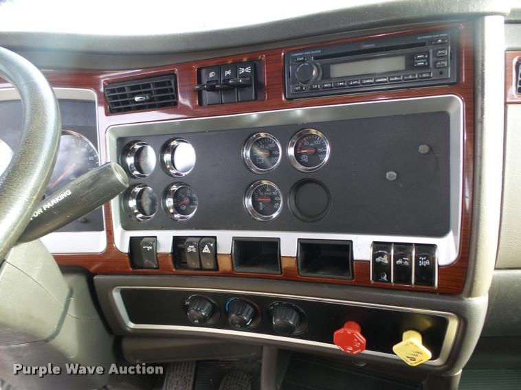 image for item L4191 2007 Kenworth T800 semi truck