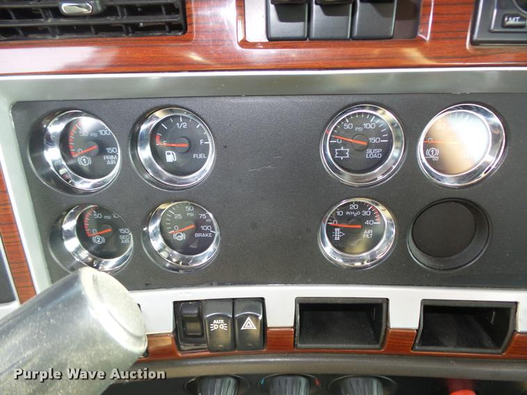 image for item L4191 2007 Kenworth T800 semi truck