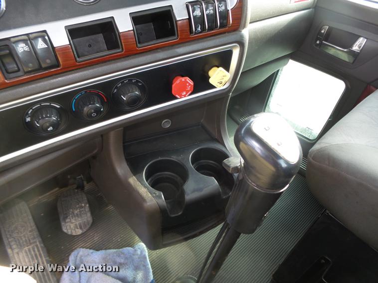 image for item L4191 2007 Kenworth T800 semi truck