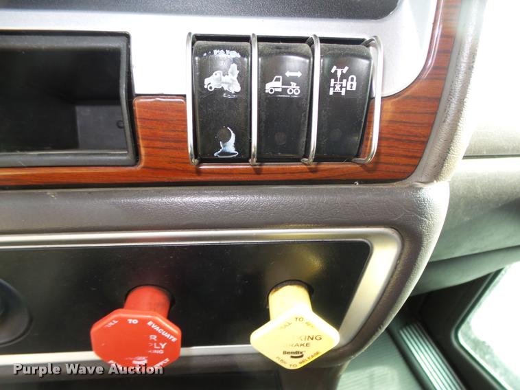 image for item L4191 2007 Kenworth T800 semi truck