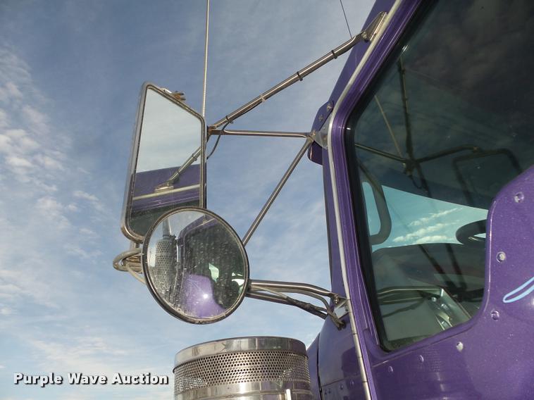 image for item L4191 2007 Kenworth T800 semi truck