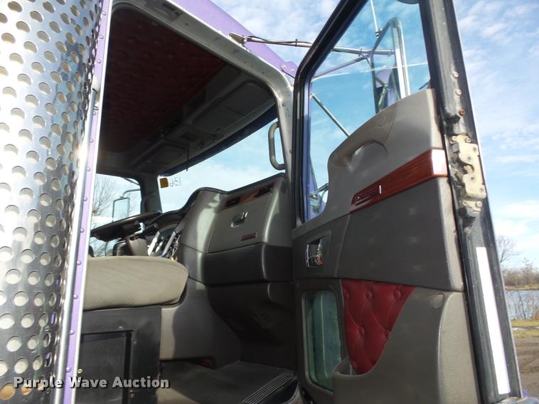 image for item L4191 2007 Kenworth T800 semi truck