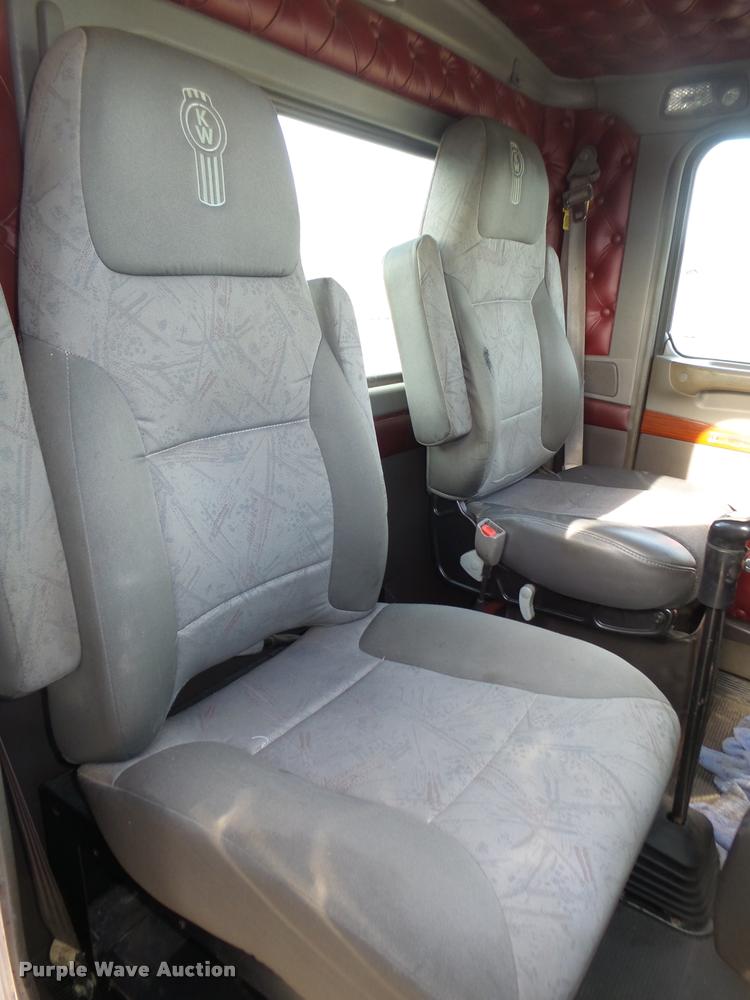 image for item L4191 2007 Kenworth T800 semi truck