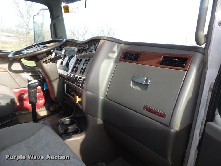 image for item L4191 2007 Kenworth T800 semi truck