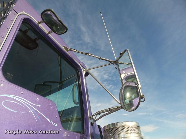 image for item L4191 2007 Kenworth T800 semi truck