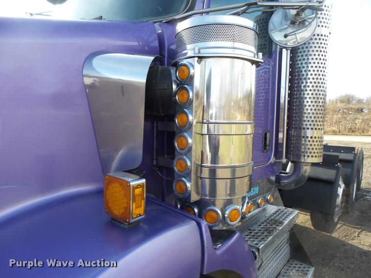 image for item L4191 2007 Kenworth T800 semi truck