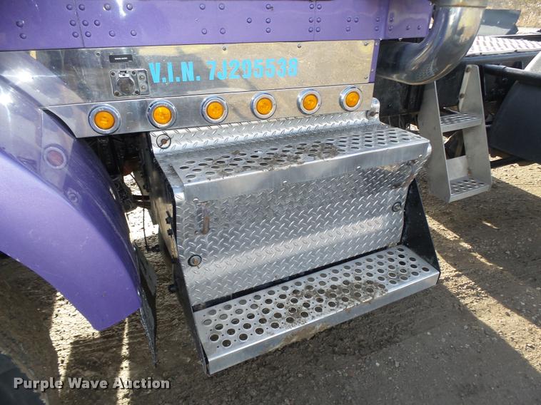 image for item L4191 2007 Kenworth T800 semi truck