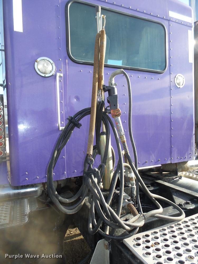 image for item L4191 2007 Kenworth T800 semi truck