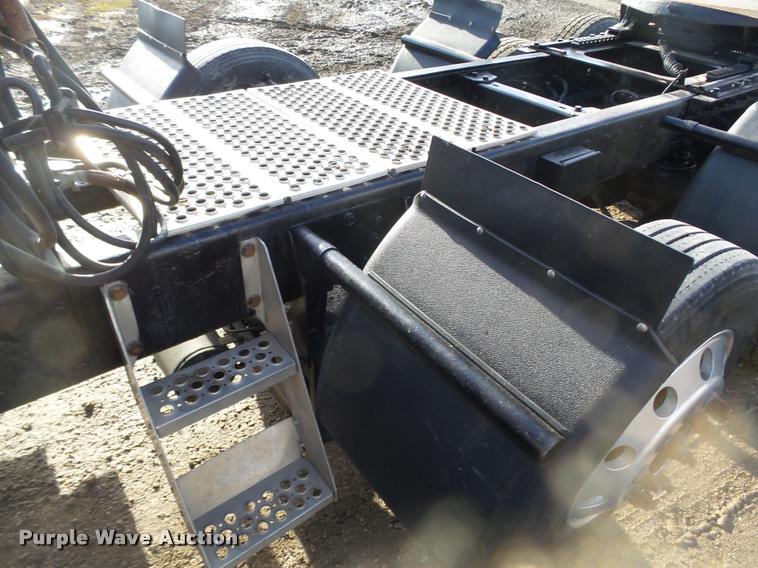 image for item L4191 2007 Kenworth T800 semi truck