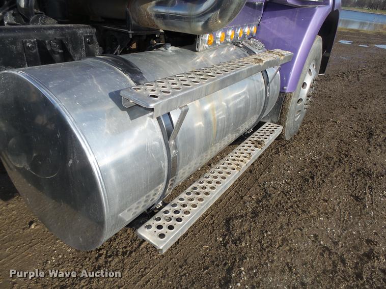 image for item L4191 2007 Kenworth T800 semi truck