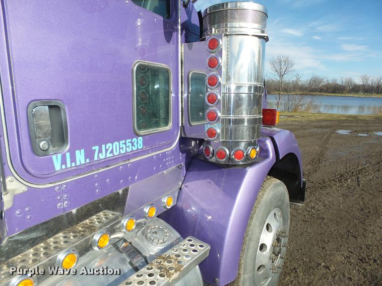 image for item L4191 2007 Kenworth T800 semi truck