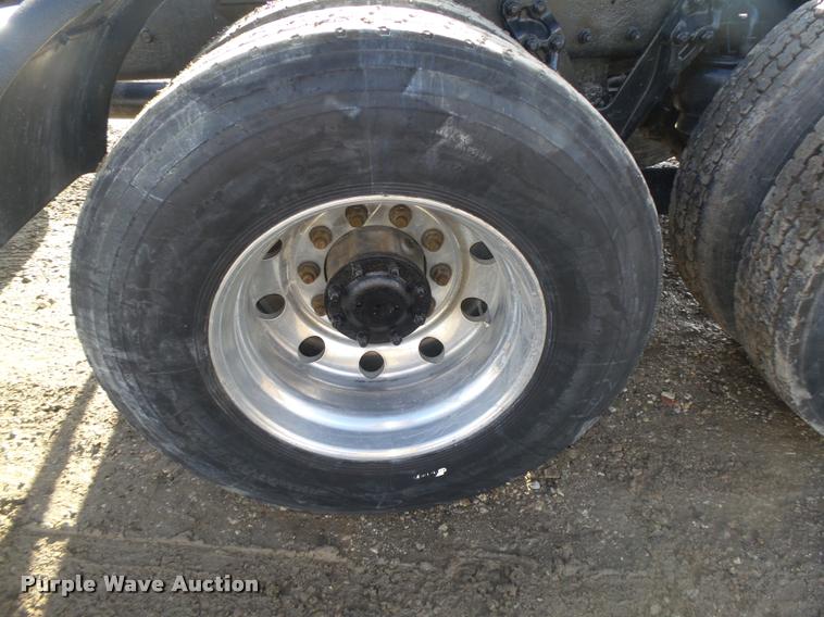 image for item L4191 2007 Kenworth T800 semi truck