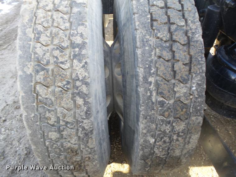 image for item L4191 2007 Kenworth T800 semi truck