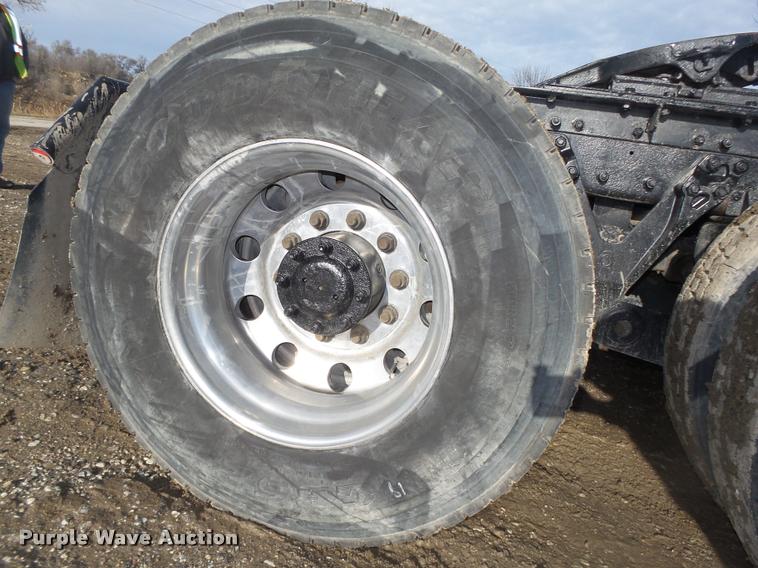 image for item L4191 2007 Kenworth T800 semi truck