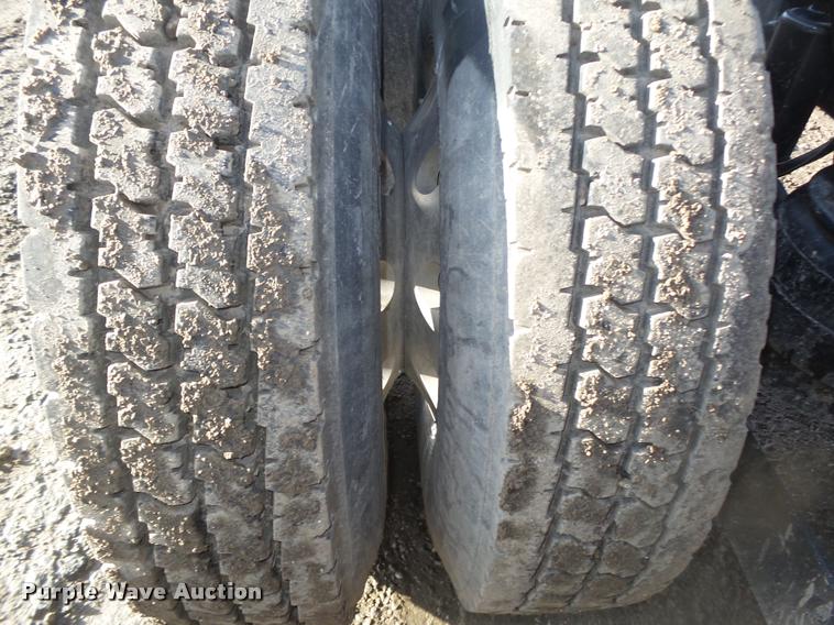 image for item L4191 2007 Kenworth T800 semi truck