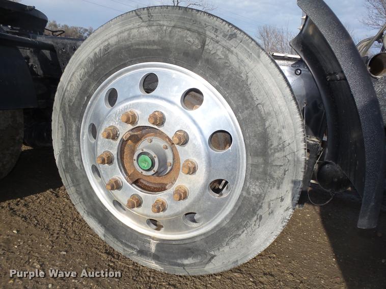 image for item L4191 2007 Kenworth T800 semi truck