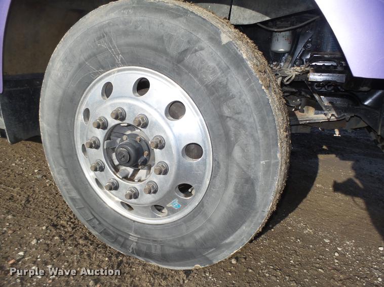 image for item L4191 2007 Kenworth T800 semi truck