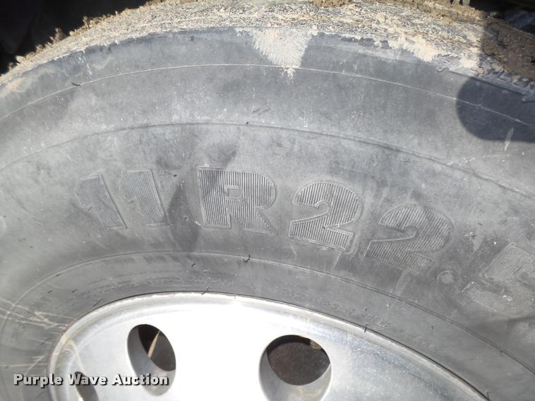 image for item L4191 2007 Kenworth T800 semi truck