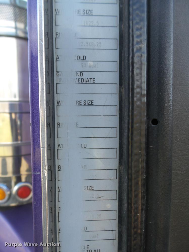 image for item L4191 2007 Kenworth T800 semi truck