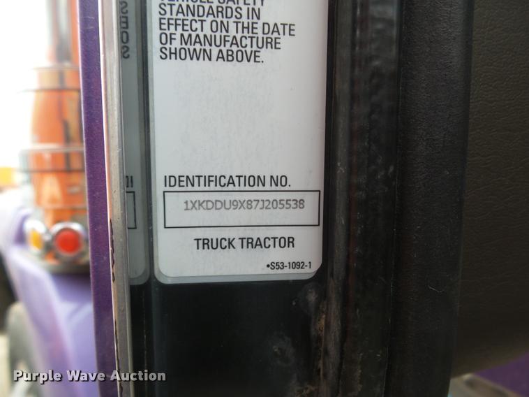 image for item L4191 2007 Kenworth T800 semi truck