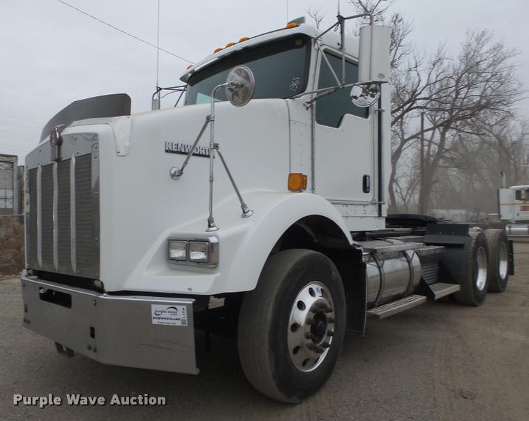 image for item L4194 2005 Kenworth T800 semi truck