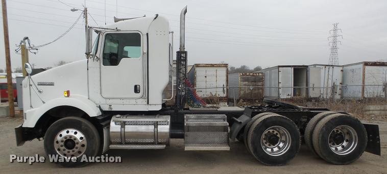 image for item L4194 2005 Kenworth T800 semi truck