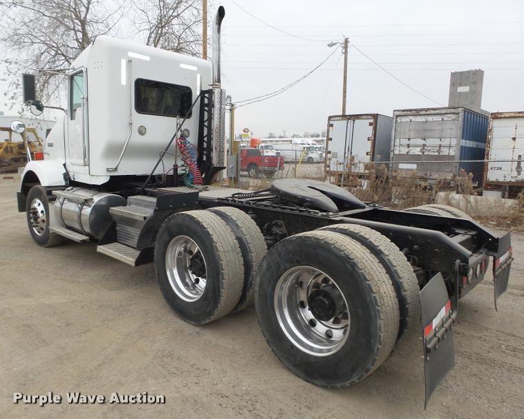 image for item L4194 2005 Kenworth T800 semi truck